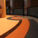 Dopo avere girato attorno al palazzo, decidiamo quindi di entrare attraverso l'ingresso principale. Alla fine della scalinata, tre cancellate in ferro, di cui solo quella centrale aperta, ci introducono all'interno permettendoci di calpestare la pavimentazione mosaicata a tessere ceramiche dell'ex sala degli sportelli, aperta quotidianamente al pubblico